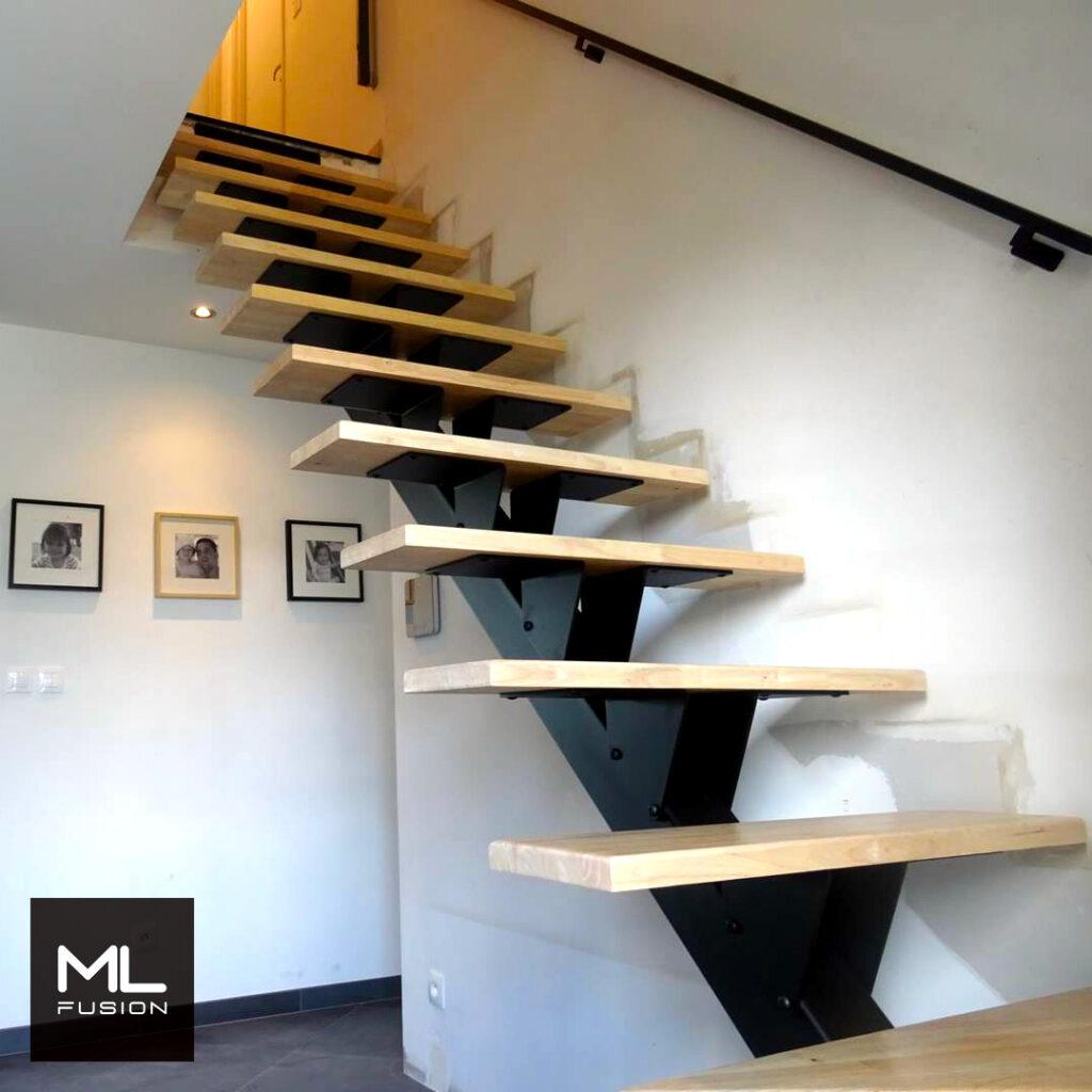Photo d'un escalier avec limon central en bois et métal