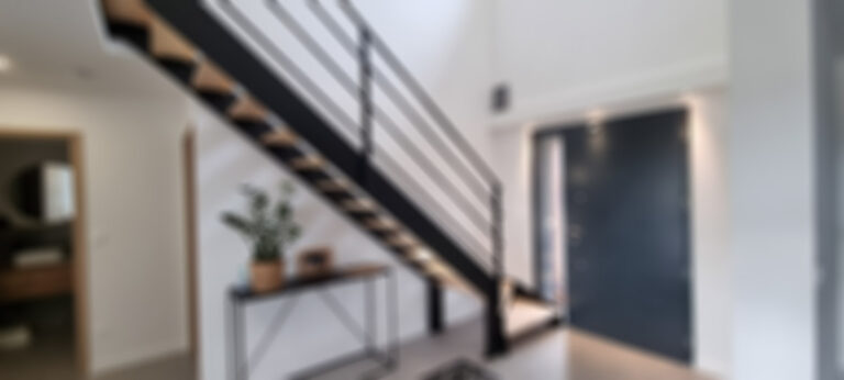 photo d'un escalier en bois avec rampe métal
