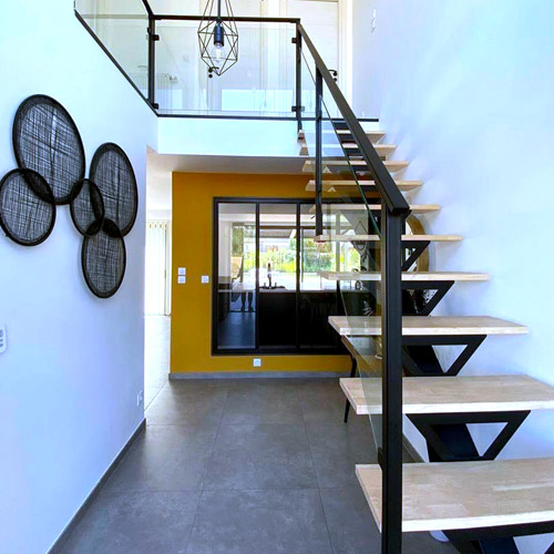 Photo hall d'entrée avec escalier design en bois et verre