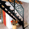 Photo d'un escalier sur mesure avec marches en bois et structure en métal noir