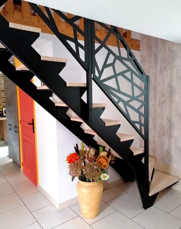 Photo d'un escalier sur mesure avec marches en bois et structure en métal noir
