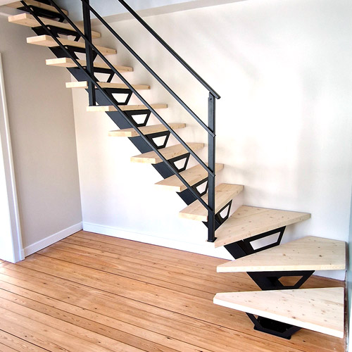 Photo d'un escalier dans une piece en parquet