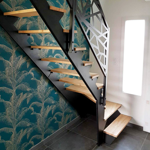 photo d'un escalier dans une entrée de maison en bois et métal