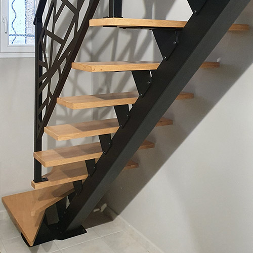 Photo d'un escalier en bois et métal avec garde corps en découpe laser
