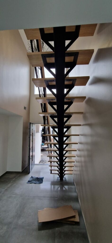 Escalier modele Miro vue de dessous éloignée