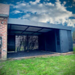 Carport semi-fermé avec abris de jardin et option porte battante réalisé à Lille