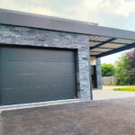 carport gris antracite avec garage intégré à la structure vue de face