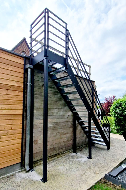 Escalier Extérieur avec marche en acier galvanisé perforé modele Rothko réalisé dans le nord vue d'ensemble