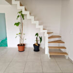 Escalier Ouvert blanc avec marche en chêne brun fabriqué à Anzin dans le Nord Pas de Calais vue de face