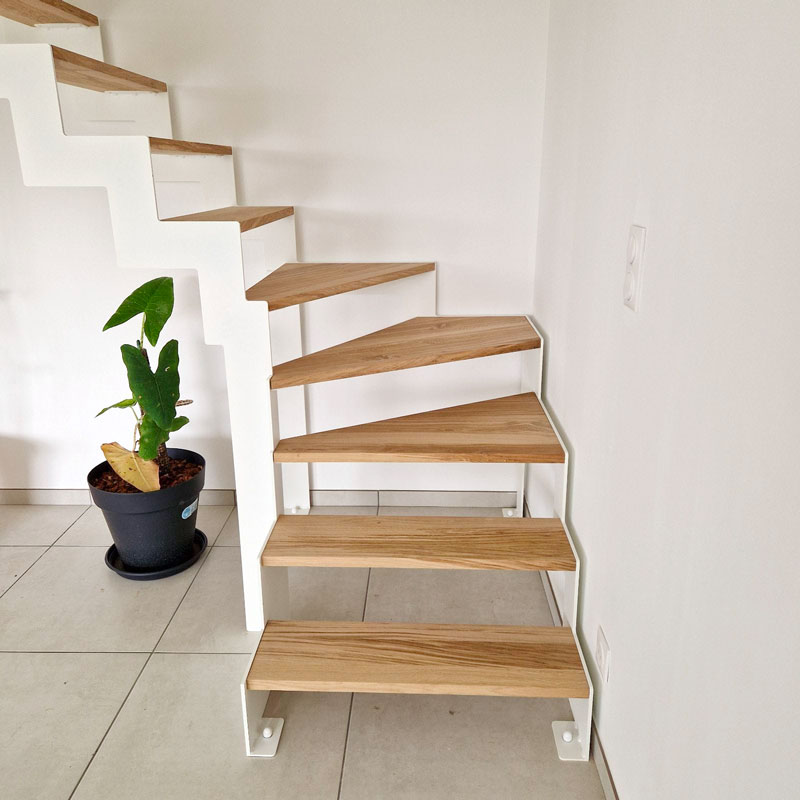 Escalier Ouvert blanc avec marche en chêne brun fabriqué à Anzin dans le Nord Pas de Calais, vue de face en détail