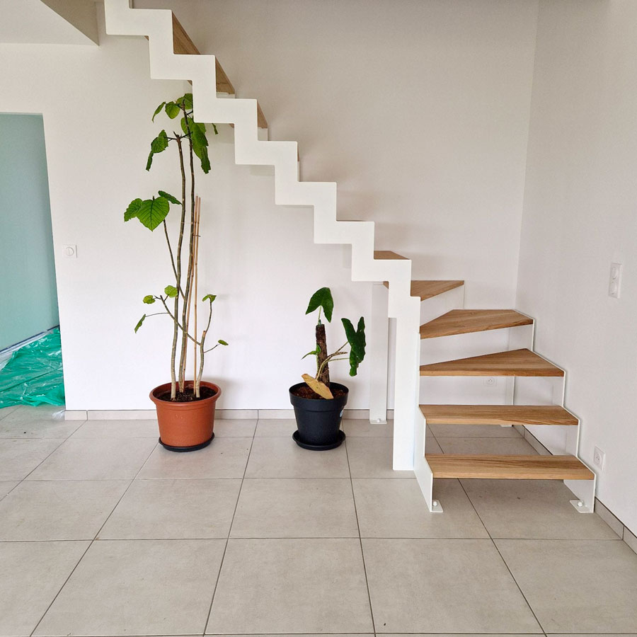 Escalier Ouvert blanc avec marche en chêne brun fabriqué à Anzin dans le Nord Pas de Calais vue de face