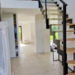 Escalier Mondrian avec rampe en verre installé dans le Nord