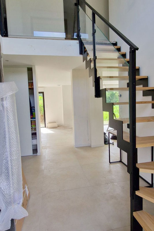 Escalier Mondrian avec rampe en verre installé dans le Nord