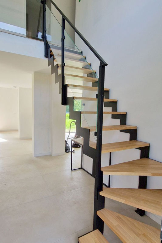 Escalier Mondrian avec rampe en verre installé dans le Nord