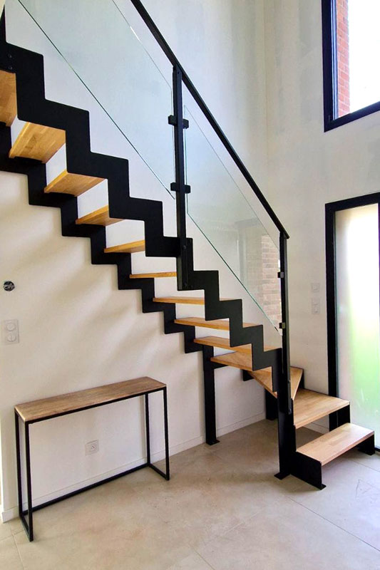 Escalier Mondrian avec rampe en verre installé dans le Nord