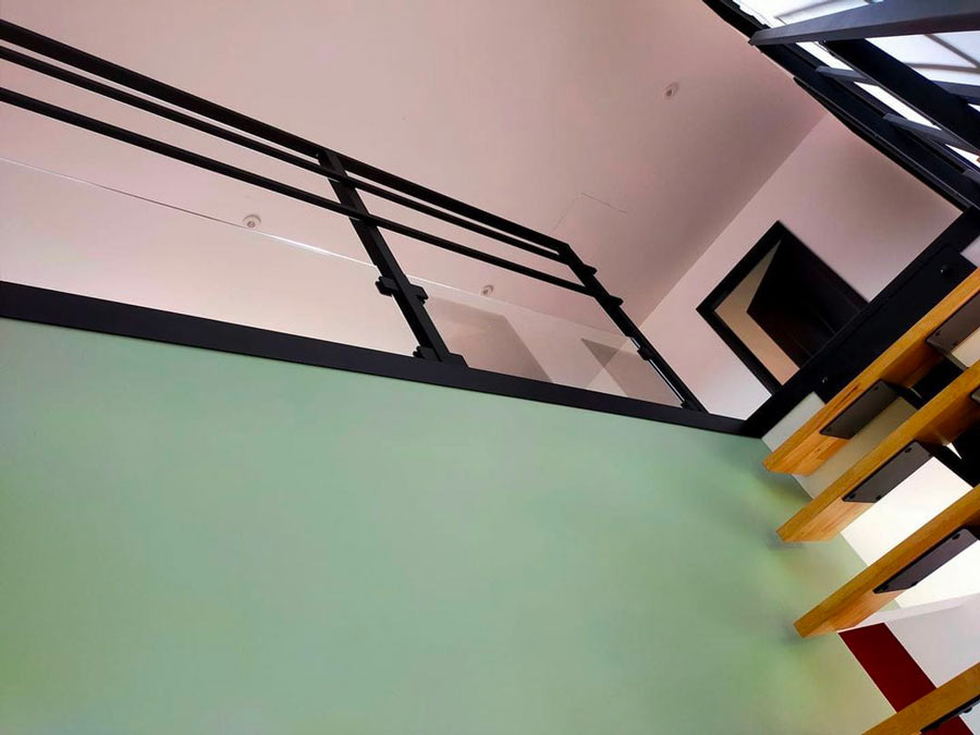 Escalier Bois et Métal fabriqué à Lille vue du garde corp avec sous bassement en verre