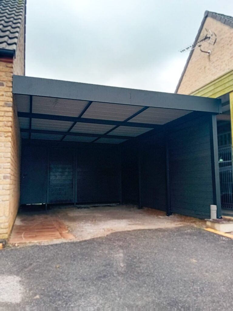 carport semi-fermé avec abris de jardin posé à Douai
