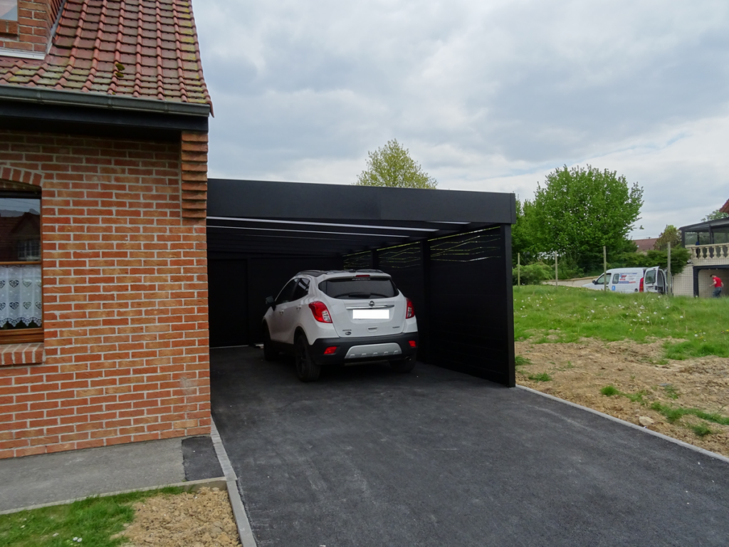 abri voiture en aluminium fabriqué à Béthune, vue de face, avec véhicule garé dessous