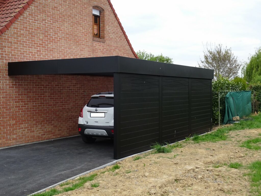 abri voiture en aluminium fabriqué à Béthune, vue de coté, avec véhicule garé dessous