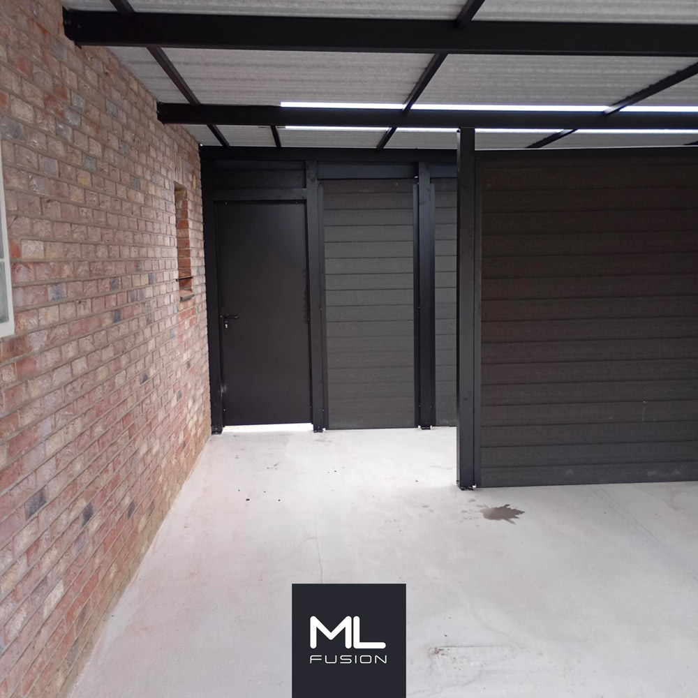 interieur du Carport installé à Arras avec porte à l'arrière donnant accès au jardin