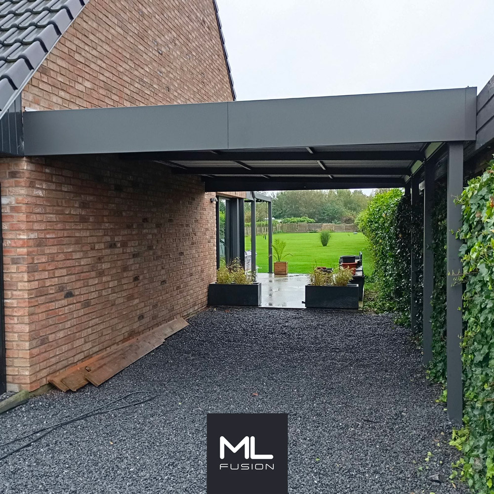 carport ouvert attenant à une maison en brique rouge à Lille