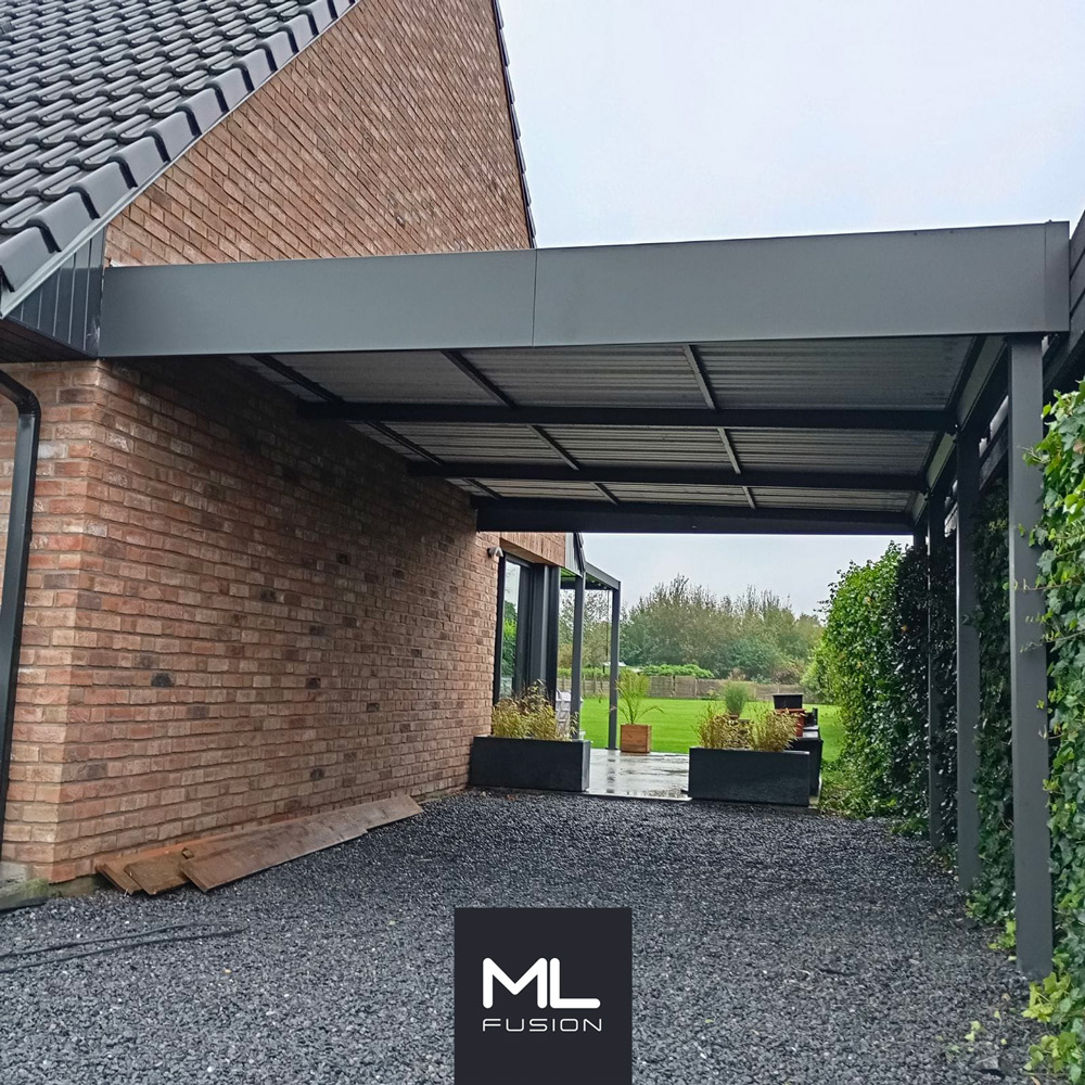 carport ouvert attenant à une maison en brique rouge à Lille
