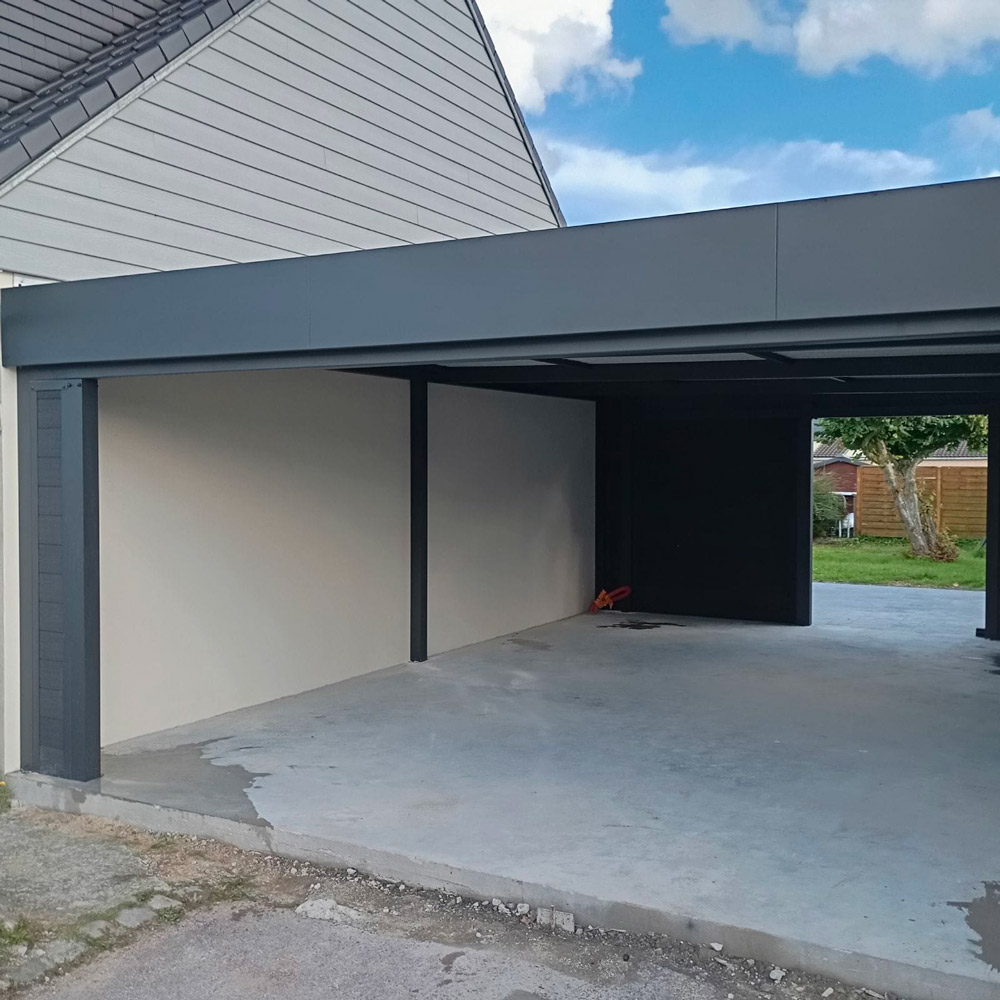 Carport semi-fermé installé à Roubaix : vue de face avec la porte du fond ouverte