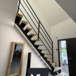 Escalier design avec bandeau led installé à Lens dans une maison moderne
