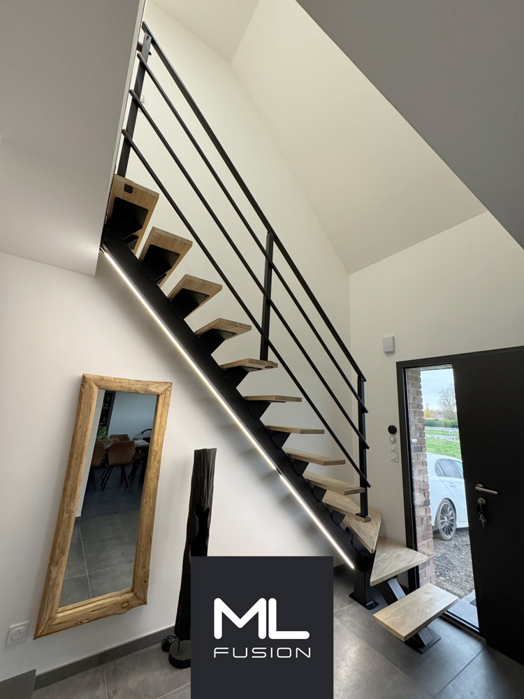 Escalier design avec bandeau led installé à Lens dans une maison moderne