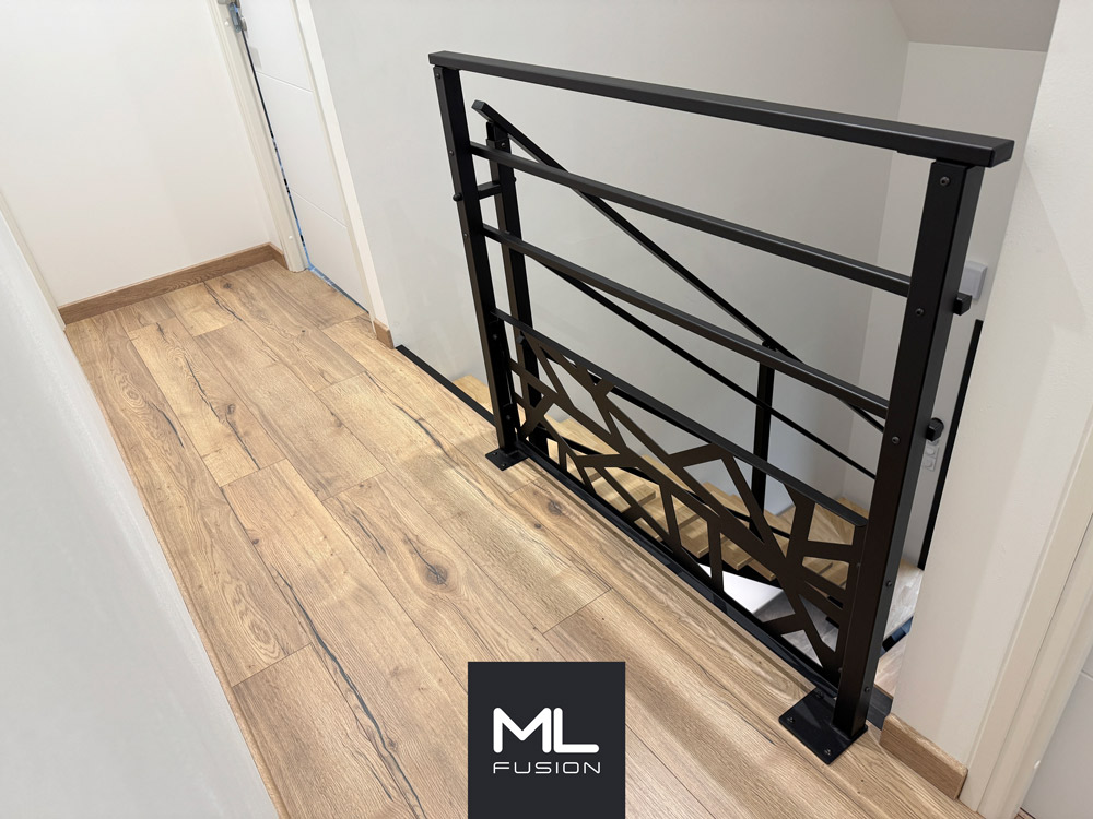 garde corps design 2 sous lisses avec sousbassement découpe laser à Lens dans une maison moderne