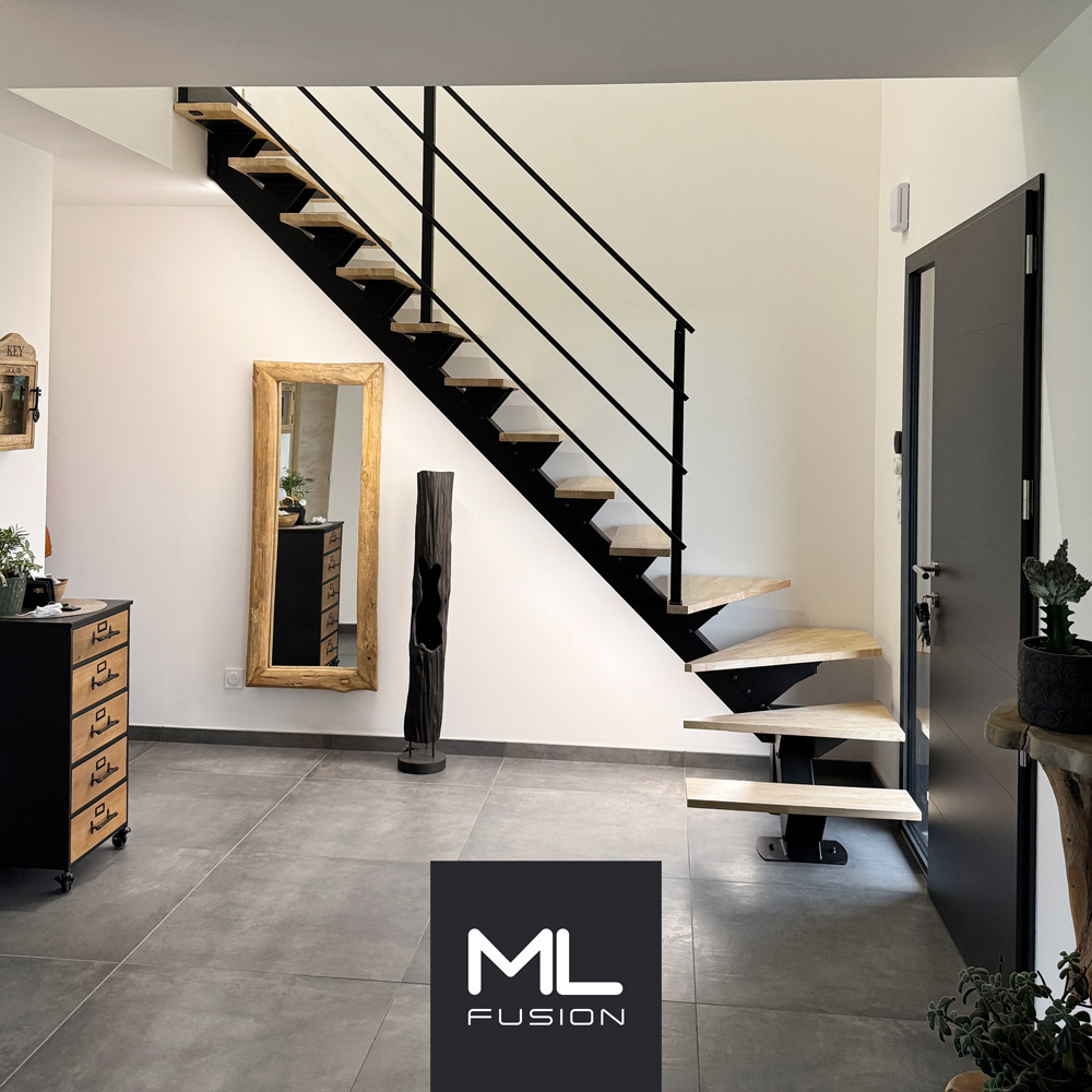 vue du salon de l'escalier avec bandeau led