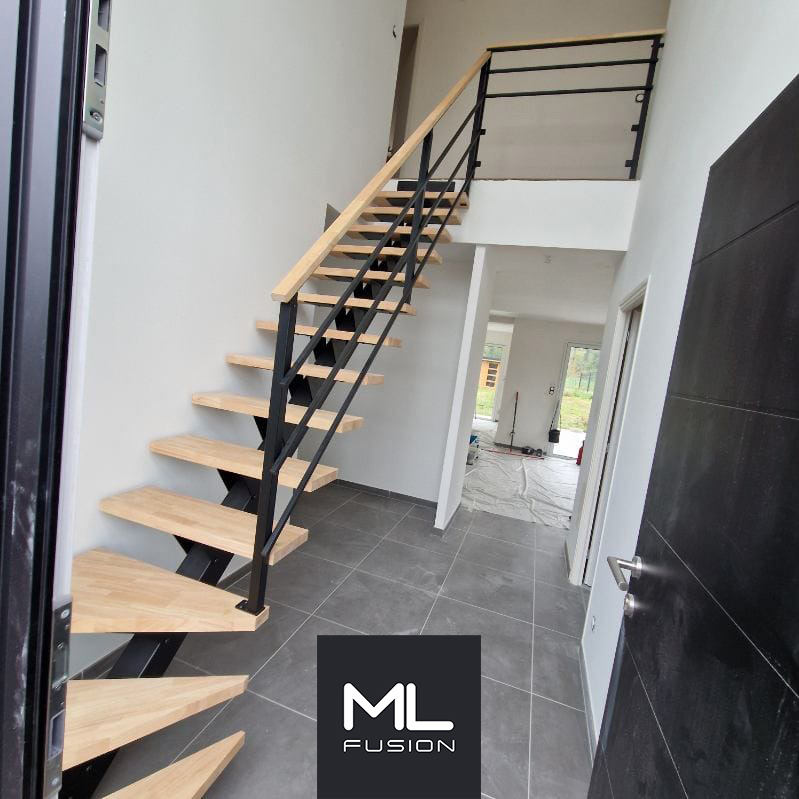 escalier bois et metal 3 sous-lisses avec main courante en bois vue d'en bas