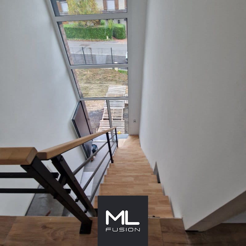 escalier bois et metal 3 sous-lisses avec main courante en bois vue du haut des marches