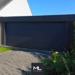 Carport fermé avec une porte de garage vue de face