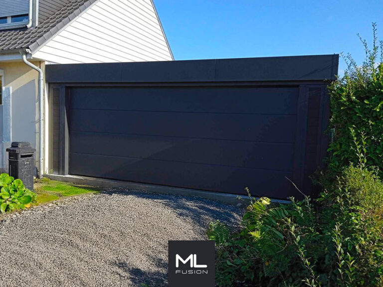 Carport fermé avec une porte de garage vue de face