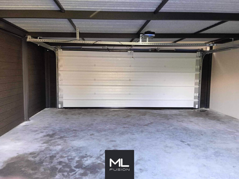 Carport fermé avec une porte de garage vue de de l'interieur coté porte de garage