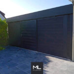 Carport fermé avec une porte de garage vue de arrière exterieure