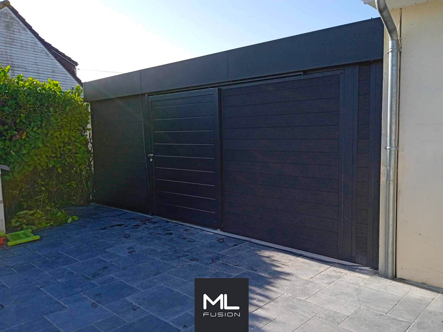 Carport fermé avec une porte de garage vue de arrière exterieure