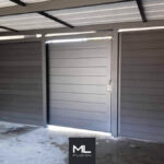 Carport fermé avec une porte de garage vue de interieur du portillon arrière