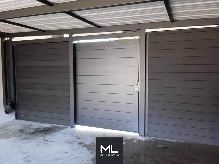 Carport fermé avec une porte de garage vue de interieur du portillon arrière