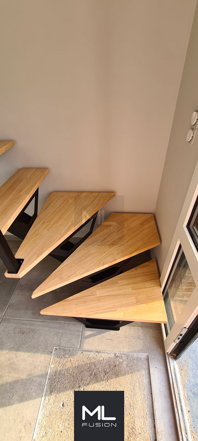 détail du quart tourannt d'un escalier Miro ebn métal et bois installé chez un client à Armentières