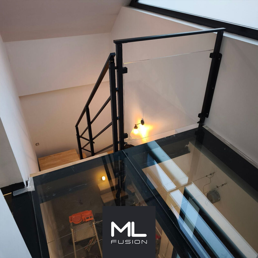 Escalier moderne métal et bois avec garde corps en verre