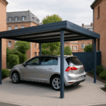 Illustration d'un carport moderne installé en milieu urbain dans les Hauts-de-France
