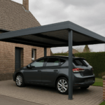 Image d'un carport élégant installé dans une maison du Nord‑Pas‑de‑Calais, avec un ciel couvert.