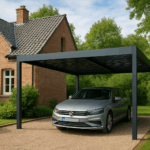 un carport moderne dans une maison typique des Hauts-de-France, entouré de verdure