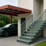 une image d'escalier et de carport avec les tendances de couleurs 2025 dans un environnement moderne