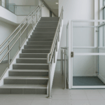 une image représentant un escalier moderne et sécurisé dans un bâtiment de la région Hauts-de-France, conforme aux normes ERP et PMR