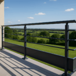 un garde-corps extérieur moderne installé sur un balcon en Hauts-de-France, près d'un paysage verdoyant sous un ciel bleu