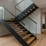 Un escalier moderne et élégant dans un intérieur contemporain, incorporant des matériaux comme le métal, le bois et le verre.