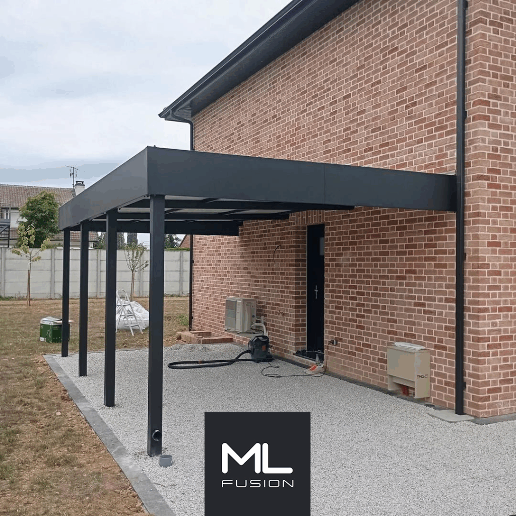 Carport en aluminium adosse avec toit plat et poteaux noirs protegeant une voiture